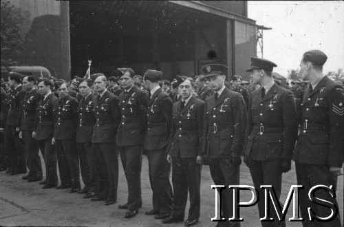24.06.1943, Hemswell, Anglia, Wielka Brytania.
Święto jednego z dywizjonów bombowych, lotnicy po dekoracji Krzyżami Virtuti Militari.
Fot. NN, Instytut Polski i Muzeum im. gen. Sikorskiego w Londynie