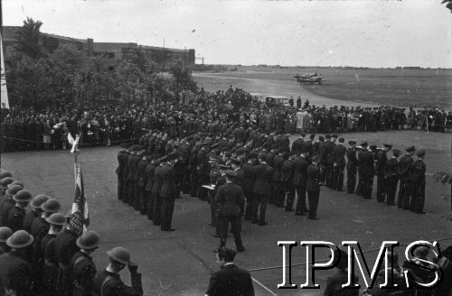 24.06.1943, Hemswell, Anglia, Wielka Brytania.
Święto jednego z dywizjonów bombowych, lotnicy na placu zbiórek.
Fot. NN, Instytut Polski i Muzeum im. gen. Sikorskiego w Londynie
