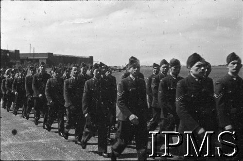 24.06.1943, Hemswell, Anglia, Wielka Brytania.
Święto jednego z dywizjonów bombowych, defilada.
Fot. NN, Instytut Polski i Muzeum im. gen. Sikorskiego w Londynie