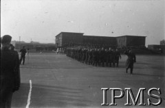 06.03.1943, Hemswell, Anglia, Wielka Brytania.
Wizyta Naczelnego Wodza Polskich Sił Zbrojnych generała Władysława Sikorskiego w Dywizjonach Bombowych 300 i 301. Generał Sikorski przyjmuje ostatnią defiladę lotników na terenie Anglii.
Fot. NN, Instytut Polski i Muzeum im. gen. Sikorskiego w Londynie