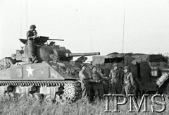 Sierpień 1944, Normandia, Francja.
1 Dywizja Pancerna podczas walk w Normandii. Żołnierze przy czołgu.
Fot. NN, Instytut Polski i Muzeum im. gen. Sikorskiego w Londynie