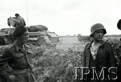 Sierpień 1944, Normandia, Francja.
1 Dywizja Pancerna podczas walk w Normandii. Pułkownik Franciszek Skibiński (z lewej) z jeńcami niemieckimi.
Fot. NN, Instytut Polski i Muzeum im. gen. Sikorskiego w Londynie