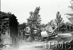 Sierpień 1944, Normandia, Francja.
1 Dywizja Pancerna podczas walk w Normandii. Żołnierze przy niemieckim wywróconym wozie z prowiantem.
Fot. NN, Instytut Polski i Muzeum im. gen. Sikorskiego w Londynie