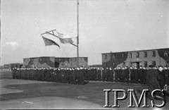 19.03.1943, Hemswell, Anglia, Wielka Brytania.
Gen. Stanisław Ujejski wizytuje 300 Dywizjon Bombowy, lotnicy na placu zbiórek.
Fot. NN, Instytut Polski i Muzeum im. gen. Sikorskiego w Londynie
