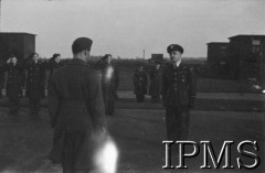 19.03.1943, Hemswell, Anglia, Wielka Brytania.
Gen. Stanisław Ujejski przed dekoracją lotników 300 Dywizjonu Bombowego, tyłem stoi płk. Robert Beill.
Fot. NN, Instytut Polski i Muzeum im. gen. Sikorskiego w Londynie