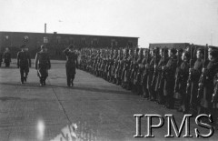 19.03.1943, Hemswell, Anglia, Wielka Brytania.
Gen. Stanisław Ujejski (idzie z prawej) przed dekoracją lotników 300 Dywizjonu Bombowego dokonuje przeglądu oddziałów, w środku idzie płk. Robert Beill.
Fot. NN, Instytut Polski i Muzeum im. gen. Sikorskiego w Londynie
