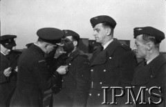 19.03.1943, Hemswell, Anglia, Wielka Brytania.
Gen. Stanisław Ujejski dekoruje lotników 300 Dywizjonu Bombowego.
Fot. NN, Instytut Polski i Muzeum im. gen. Sikorskiego w Londynie