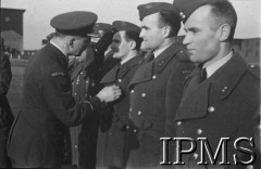 19.03.1943, Hemswell, Anglia, Wielka Brytania.
Gen. Stanisław Ujejski dekoruje lotników 300 Dywizjonu Bombowego.
Fot. NN, Instytut Polski i Muzeum im. gen. Sikorskiego w Londynie