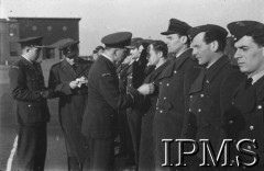 19.03.1943, Hemswell, Anglia, Wielka Brytania.
Gen. Stanisław Ujejski dekoruje lotników 300 Dywizjonu Bombowego.
Fot. NN, Instytut Polski i Muzeum im. gen. Sikorskiego w Londynie