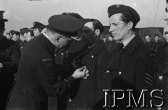 19.03.1943, Hemswell, Anglia, Wielka Brytania.
Gen. Stanisław Ujejski dekoruje lotników 300 Dywizjonu Bombowego.
Fot. NN, Instytut Polski i Muzeum im. gen. Sikorskiego w Londynie