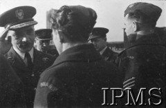 19.03.1943, Hemswell, Anglia, Wielka Brytania.
Gen. Stanisław Ujejski dekoruje lotników 300 Dywizjonu Bombowego.
Fot. NN, Instytut Polski i Muzeum im. gen. Sikorskiego w Londynie