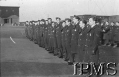 06.03.1943, Hemswell, Anglia, Wielka Brytania.
Wizyta Naczelnego Wodza Polskich Sił Zbrojnych generała Władysława Sikorskiego w Dywizjonach Bombowych 300 i 301. Lotnicy odznaczeni Krzyżami Virtuti Militari.
Fot. NN, Instytut Polski i Muzeum im. gen. Sikorskiego w Londynie
