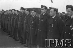 06.03.1943, Hemswell, Anglia, Wielka Brytania.
Wizyta Naczelnego Wodza Polskich Sił Zbrojnych generała Władysława Sikorskiego w Dywizjonach Bombowych 300 i 301. Lotnicy odznaczeni Krzyżami Virtuti Militari.
Fot. NN, Instytut Polski i Muzeum im. gen. Sikorskiego w Londynie