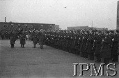 06.03.1943, Hemswell, Anglia, Wielka Brytania.
Wizyta Naczelnego Wodza Polskich Sił Zbrojnych generała Władysława Sikorskiego w Dywizjonach Bombowych 300 i 301. Generał Sikorski dokonuje przeglądu oddziałów.
Fot. NN, Instytut Polski i Muzeum im. gen. Sikorskiego w Londynie