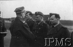 06.03.1943, Hemswell, Anglia, Wielka Brytania.
Wizyta Naczelnego Wodza Polskich Sił Zbrojnych generała Władysława Sikorskiego w Dywizjonach Bombowych 300 i 301. Generał Sikorski dekoruje lotników Krzyżem Virtuti Militari.
Fot. NN, Instytut Polski i Muzeum im. gen. Sikorskiego w Londynie