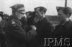 06.03.1943, Hemswell, Anglia, Wielka Brytania.
Wizyta Naczelnego Wodza Polskich Sił Zbrojnych generała Władysława Sikorskiego w Dywizjonach Bombowych 300 i 301. Generał Sikorski dekoruje lotników Krzyżem Virtuti Militari.
Fot. NN, Instytut Polski i Muzeum im. gen. Sikorskiego w Londynie