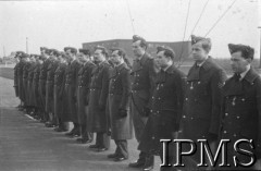 06.03.1943, Hemswell, Anglia, Wielka Brytania.
Wizyta Naczelnego Wodza Polskich Sił Zbrojnych generała Władysława Sikorskiego w Dywizjonach Bombowych 300 i 301. Lotnicy po dekoracji, na końcu stoi oficer WAAF - żona polskiego oficera pilota, który nie powrócił z lotu bojowego.
Fot. NN, Instytut Polski i Muzeum im. gen. Sikorskiego w Londynie