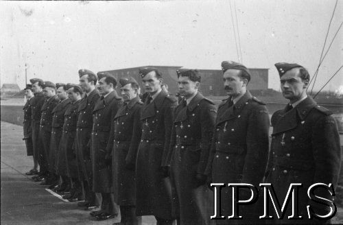 06.03.1943, Hemswell, Anglia, Wielka Brytania.
Wizyta Naczelnego Wodza Polskich Sił Zbrojnych generała Władysława Sikorskiego w Dywizjonach Bombowych 300 i 301. Lotnicy po dekoracji, na końcu stoi oficer WAAF - żona polskiego oficera pilota, który nie powrócił z lotu bojowego.
Fot. NN, Instytut Polski i Muzeum im. gen. Sikorskiego w Londynie