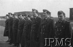 06.03.1943, Hemswell, Anglia, Wielka Brytania.
Wizyta Naczelnego Wodza Polskich Sił Zbrojnych generała Władysława Sikorskiego w Dywizjonach Bombowych 300 i 301. Lotnicy po dekoracji, na końcu stoi oficer WAAF - żona polskiego oficera pilota, który nie powrócił z lotu bojowego.
Fot. NN, Instytut Polski i Muzeum im. gen. Sikorskiego w Londynie