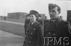06.03.1943, Hemswell, Anglia, Wielka Brytania.
Wizyta Naczelnego Wodza Polskich Sił Zbrojnych generała Władysława Sikorskiego w Dywizjonach Bombowych 300 i 301. Lotnicy po dekoracji krzyżem Virtuti Militari. Z lewej stoi oficer WAAF - żona polskiego oficera pilota, który nie powrócił z lotu bojowego.
Fot. NN, Instytut Polski i Muzeum im. gen. Sikorskiego w Londynie