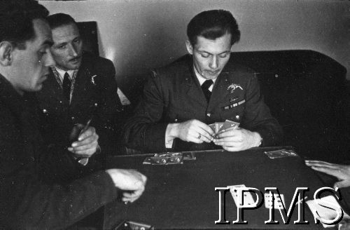 01.04.1943, Heston, Anglia, Wielka Brytania.
Lotnicy 303 Dywizjonu Myśliwskiego grają w brydża w mesie oficerskiej, od lewej siedzą: por. Zygmunt Bieńkowski, por. Ludomir Ciastuła, ppor. Kazimierz Wünsche.
Fot. NN, Instytut Polski i Muzeum im. gen. Sikorskiego w Londynie