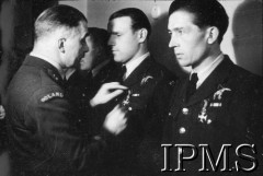 19.04.1943, Londyn, Anglia, Wielka Brytania.
Inspektorat Lotnictwa, gen. Stanisław Ujejski dekoruje Krzyżami Virtuti Militari i Krzyżami Walecznych lotników Polskiej Eskadry do Zadań Specjalnych (personel rozwiązanego dywizjonu 301) przy brytyjskim 138 Dywizjonie. 
Fot. NN, Instytut Polski i Muzeum im. gen. Sikorskiego w Londynie