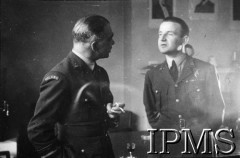 19.04.1943, Londyn, Anglia, Wielka Brytania.
Inspektorat Lotnictwa, gen. Stanisław Ujejski dekoruje Krzyżami Virtuti Militari i Krzyżami Walecznych lotników Polskiej Eskadry do Zadań Specjalnych (personel rozwiązanego dywizjonu 301) przy brytyjskim 138 Dywizjonie. 
Fot. NN, Instytut Polski i Muzeum im. gen. Sikorskiego w Londynie