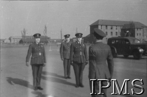 3.05.1943, Seeland, Anglia, Wielka Bytania.
Lotnicze warszaty naprawcze. Raport i przegląd oddziałów przez angielskiego dowódcę stacji i polish Senior oficera ppłk. Kazimierza Kalinę (stoi przodem z prawej).
Fot. NN, Instytut Polski i Muzeum im. gen. Sikorskiego w Londynie
