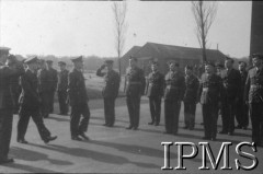 3.05.1943, Seeland, Anglia, Wielka Bytania.
Lotnicze warszaty naprawcze. Raport i przegląd oddziałów przez angielskiego dowódcę stacji i polish Senior oficera ppłk. Kazimierza Kalinę (z lewej).
Fot. NN, Instytut Polski i Muzeum im. gen. Sikorskiego w Londynie
