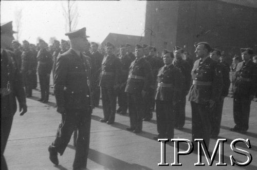 3.05.1943, Seeland, Anglia, Wielka Bytania.
Lotnicze warszaty naprawcze. Raport i przegląd oddziałów przez angielskiego dowódcę stacji (idzie z przodu) i polish Senior oficera ppłk. Kazimierza Kalinę.
Fot. NN, Instytut Polski i Muzeum im. gen. Sikorskiego w Londynie
