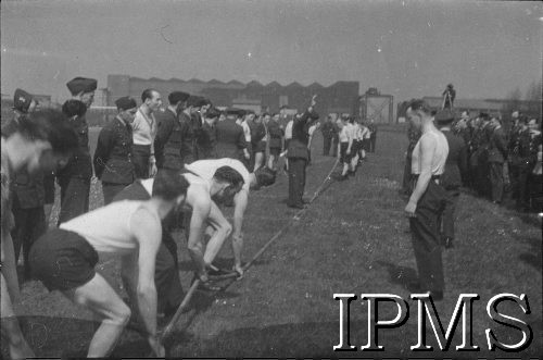 3.05.1943, Seeland, Anglia, Wielka Bytania.
Lotnicze warszaty naprawcze. Zawody w przeciąganiu liny.
Fot. NN, Instytut Polski i Muzeum im. gen. Sikorskiego w Londynie
