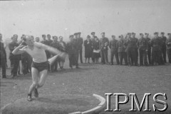 3.05.1943, Seeland, Anglia, Wielka Bytania.
Lotnicze warszaty naprawcze. Zawody w rzucie kulą.
Fot. NN, Instytut Polski i Muzeum im. gen. Sikorskiego w Londynie
