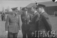 3.05.1943, Seeland, Anglia, Wielka Bytania.
Lotnicze warszaty naprawcze. Z lewej stoi angielski dowódca stacji, obok niego polish Senior oficer ppłk Kazimierz Kalina.
Fot. NN, Instytut Polski i Muzeum im. gen. Sikorskiego w Londynie
