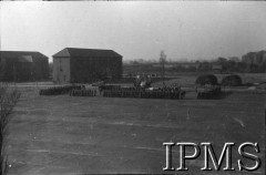 3.05.1943, Seeland, Anglia, Wielka Bytania.
Lotnicze warszaty naprawcze. Lotnicy na placu zbiórek.
Fot. NN, Instytut Polski i Muzeum im. gen. Sikorskiego w Londynie
