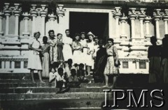 Październik 1946, Indie.
Wycieczka młodzieży gimnazjalnej z osiedla dla polskich uchodźców w Valivade do południowych Indii. Organizatorką wycieczki była p. Wanda Dynowska, powszechnie znana w Indiach jako Uma-Devi. Na zdjęciu Polki w towarzystwie Hindusów.
Fot. NN, Instytut Polski i Muzeum im. gen. Sikorskiego w Londynie [album 292 - z wycieczki po południowych Indiach - Valivade maj 1947].