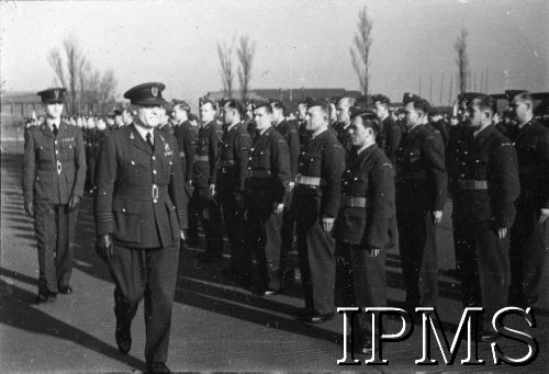 3.05.1943, Seeland, Anglia, Wielka Bytania.
Lotnicze warszaty naprawcze. Ppłk Kazimierz Kalina dokonuje przeglądu oddziałów.
Fot. NN, Instytut Polski i Muzeum im. gen. Sikorskiego w Londynie
