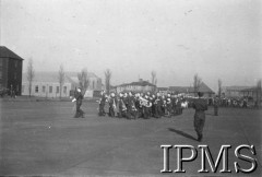 3.05.1943, Seeland, Anglia, Wielka Bytania.
Lotnicze warszaty naprawcze. W głębi orkiestra wojskowa.
Fot. NN, Instytut Polski i Muzeum im. gen. Sikorskiego w Londynie
