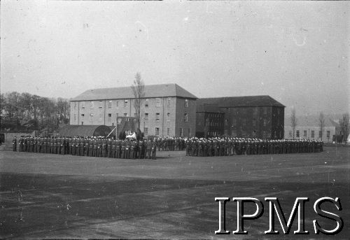 3.05.1943, Seeland, Anglia, Wielka Bytania.
Lotnicze warszaty naprawcze. Nabożeństwo na placu zbiórek.
Fot. NN, Instytut Polski i Muzeum im. gen. Sikorskiego w Londynie
