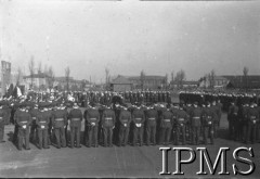 3.05.1943, Seeland, Anglia, Wielka Bytania.
Lotnicze warszaty naprawcze. Nabożeństwo na placu zbiórek.
Fot. NN, Instytut Polski i Muzeum im. gen. Sikorskiego w Londynie
