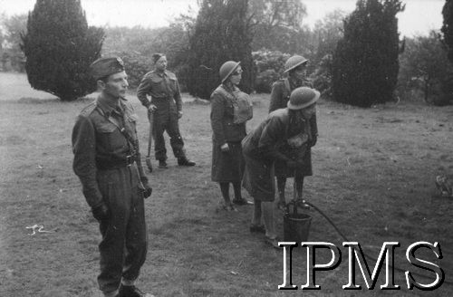 1.06.1943, Falkirk, Szkocja, Wielka Brytania.
Kurs rekrucki dla polskich ochotniczek, które zgłosiły się do Pomocniczej Lotniczej Służby Kobiet - szkolenie przeciwpożarowe.
Fot. NN, Instytut Polski i Muzeum im. gen. Sikorskiego w Londynie