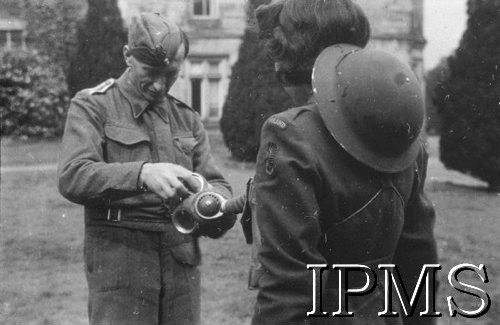 1.06.1943, Falkirk, Szkocja, Wielka Brytania.
Kurs rekrucki dla polskich ochotniczek, które zgłosiły się do Pomocniczej Lotniczej Służby Kobiet - szkolenie z obrony przeciwgazowej.
Fot. NN, Instytut Polski i Muzeum im. gen. Sikorskiego w Londynie
