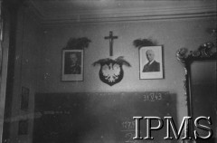 Maj 1943, Perth, Szkocja, Wielka Brytania.
Polskie gimnazjum żeńskie. Nad tablicą w sali lwkcyjnej wiszą portrety premiera rządu RP na uchodźstwie gen. Władysława Sikorskiego oraz prezydenta Władysława Raczkiewicza.
Fot. NN, Instytut Polski i Muzeum im. gen. Sikorskiego w Londynie