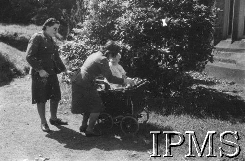 1.06.1943, Falkirk, Szkocja, Wielka Brytania.
Zakończenie kursu rekruckiego dla polskich ochotniczek, które zgłosiły się do Pomocniczej Lotniczej Służby Kobiet. Pestki z dzieckiem.
Fot. NN, Instytut Polski i Muzeum im. gen. Sikorskiego w Londynie