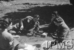 1.06.1943, Falkirk, Szkocja, Wielka Brytania.
Pierwszy kurs rekrucki dla polskich ochotniczek, które zgłosiły się do Pomocniczej Lotniczej Służby Kobiet. Wykład na temat karabinu.
Fot. NN, Instytut Polski i Muzeum im. gen. Sikorskiego w Londynie