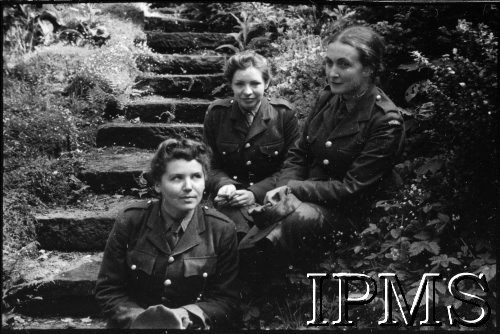 1.06.1943, Falkirk, Szkocja, Wielka Brytania.
Zakończenie kursu rekruckiego dla polskich ochotniczek, które zgłosiły się do Pomocniczej Lotniczej Służby Kobiet. Ochotniczki w parku.
Fot. NN, Instytut Polski i Muzeum im. gen. Sikorskiego w Londynie