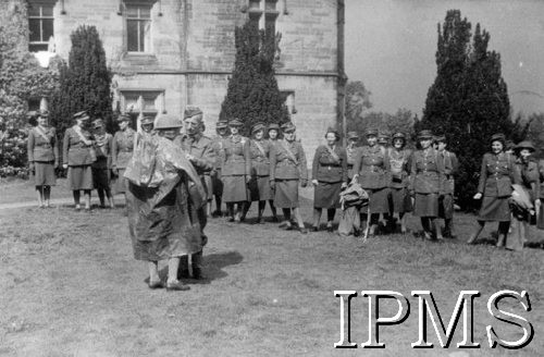 1.06.1943, Falkirk, Szkocja, Wielka Brytania.
Pierwszy kurs rekrucki dla polskich ochotniczek, które zgłosiły się do Pomocniczej Lotniczej Służby Kobiet. Ćwiczenia przeciwgazowe.
Fot. NN, Instytut Polski i Muzeum im. gen. Sikorskiego w Londynie