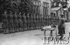 1.06.1943, Falkirk, Szkocja, Wielka Brytania.
Pierwszy kurs rekrucki dla polskich ochotniczek, które zgłosiły się do Pomocniczej Lotniczej Służby Kobiet. Wypłata żołdu.
Fot. NN, Instytut Polski i Muzeum im. gen. Sikorskiego w Londynie