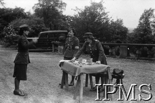 1.06.1943, Falkirk, Szkocja, Wielka Brytania.
Pierwszy kurs rekrucki dla polskich ochotniczek, które zgłosiły się do Pomocniczej Lotniczej Służby Kobiet. Wypłata żołdu.
Fot. NN, Instytut Polski i Muzeum im. gen. Sikorskiego w Londynie