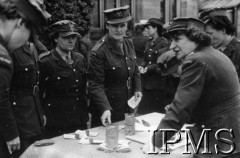 1.06.1943, Falkirk, Szkocja, Wielka Brytania.
Pierwszy kurs rekrucki dla polskich ochotniczek, które zgłosiły się do Pomocniczej Lotniczej Służby Kobiet. Wypłata żołdu.
Fot. NN, Instytut Polski i Muzeum im. gen. Sikorskiego w Londynie
