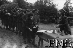 1.06.1943, Falkirk, Szkocja, Wielka Brytania.
Pierwszy kurs rekrucki dla polskich ochotniczek, które zgłosiły się do Pomocniczej Lotniczej Służby Kobiet. Wypłata żołdu.
Fot. NN, Instytut Polski i Muzeum im. gen. Sikorskiego w Londynie